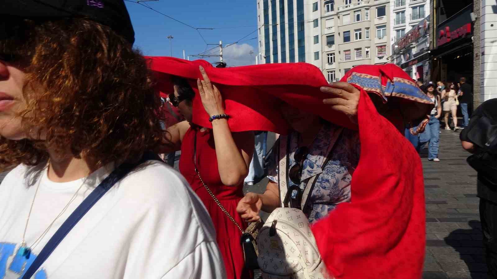 Taksim’de yerli ve yabancı turistler kavurucu sıcaktan korunmaya çalıştı