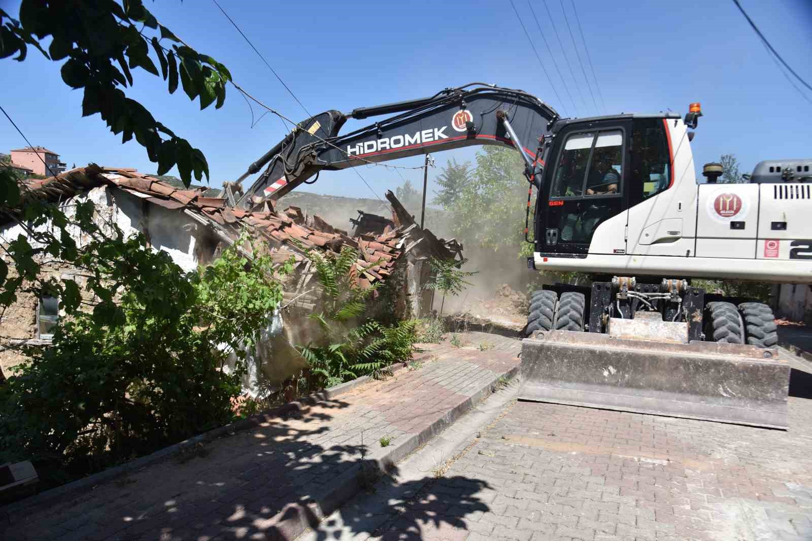 Tehlike oluşturan metruk yapılar yıkıldı