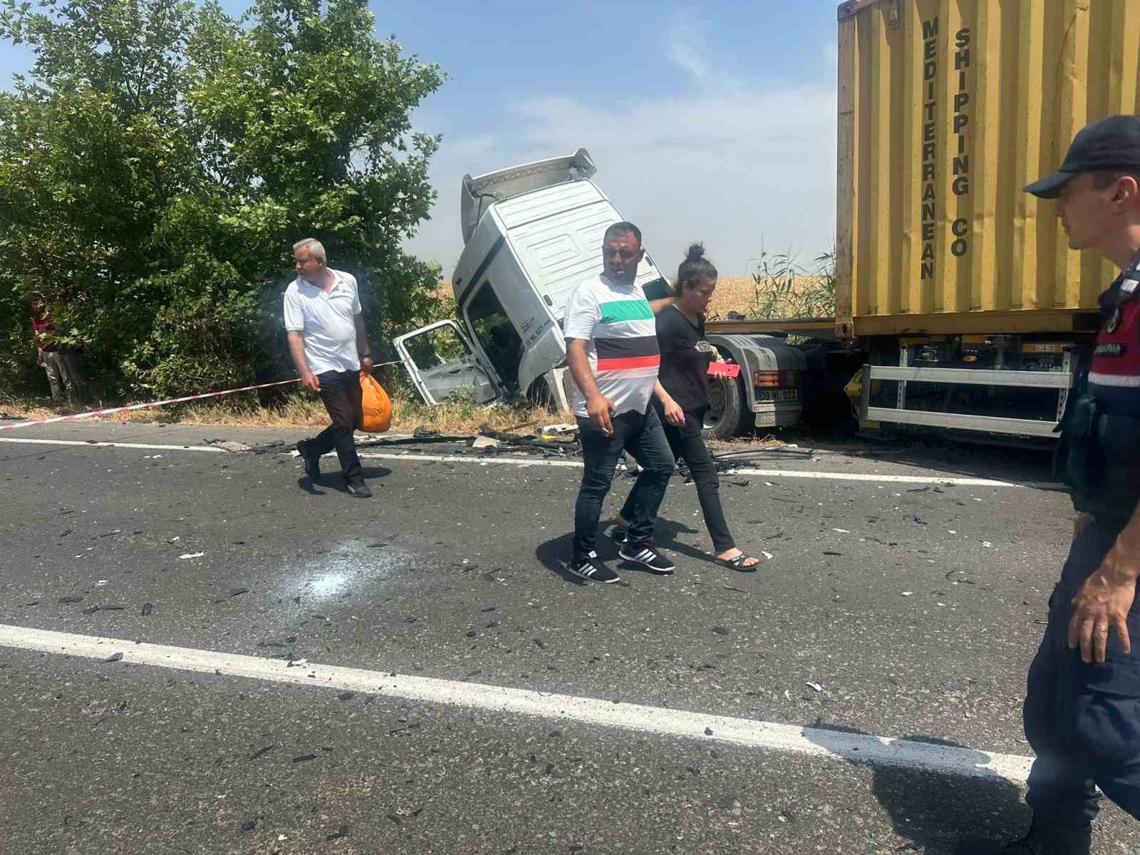 Tekirdağ’da tıra çarpan otomobil sürücüsü hayatını kaybetti