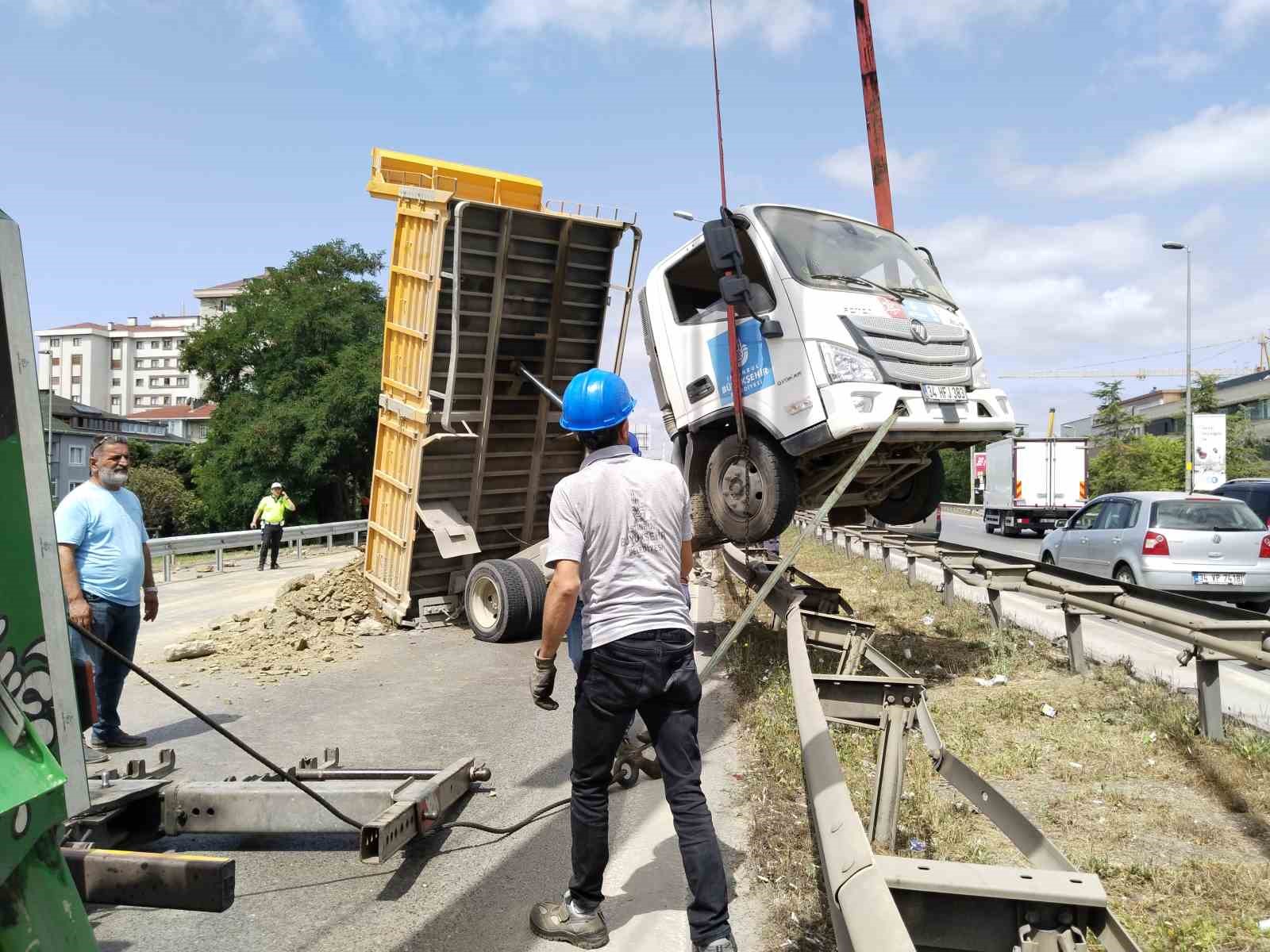 Ümraniye’de hafriyat yüklü kamyon refüje çıktı