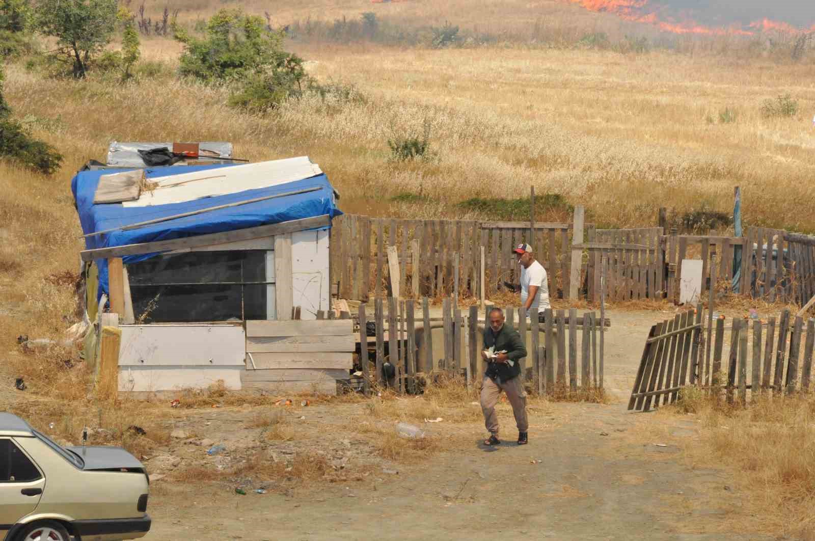 Anız yangınında kulübedeki güvercinlerini otomobilin bagajına koyarak kurtardı