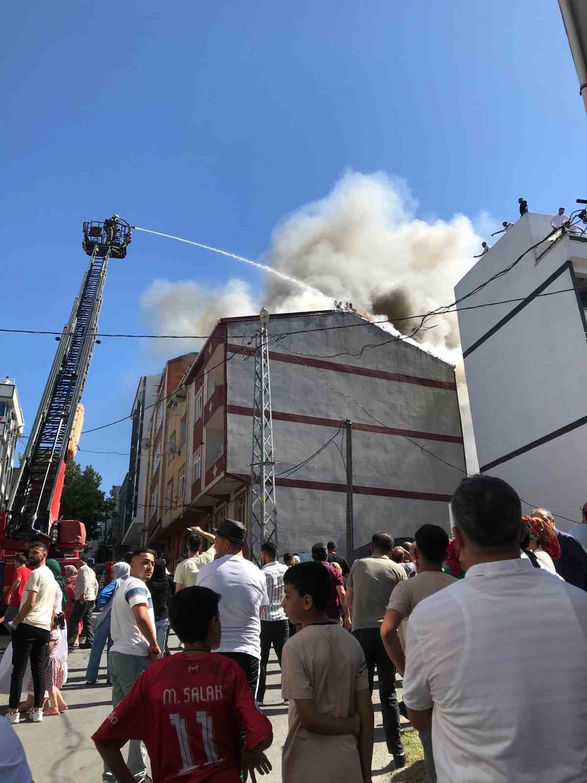 Arnavutköy’de bina çatısı alev aldı, vatandaşlar çatılardan hortumlarla söndürmeye çalıştı