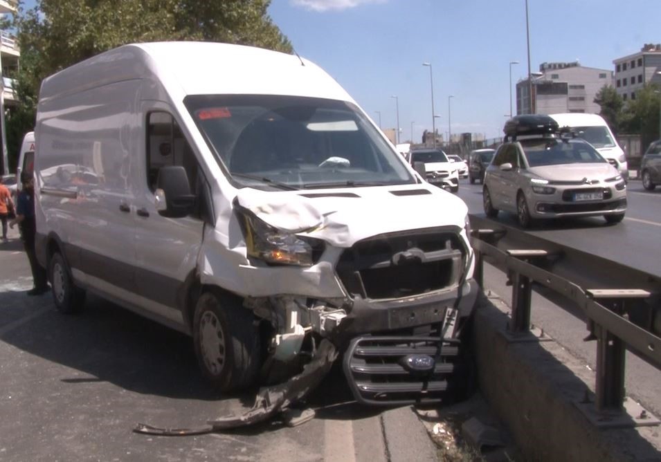 Avcılar’da panelvan araç ve ticari taksi çarpıştı: Taksi içerisindeki yolcu yaralandı