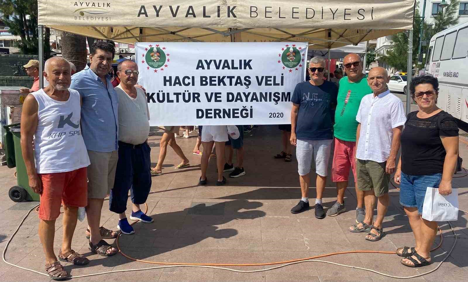 Ayvalık’ta Hacı Bektaş Veli Kültür ve Dayanışma Derneği’nden aşure hayırı