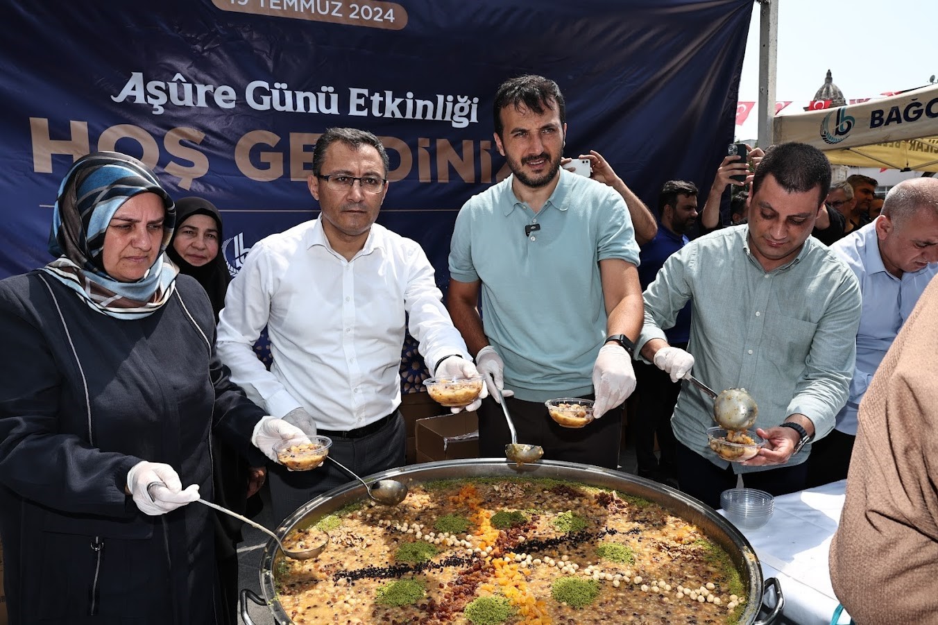 Bağcılar Belediyesi’nden aşure ikramı