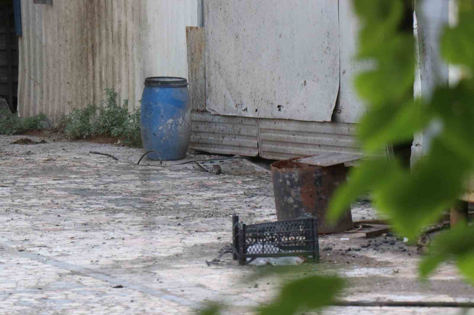 Bahçesinde kedi büyüklüğünde farelerin cirit attığı tesis, yaydığı kokuyla mahalleliyi bezdirdi