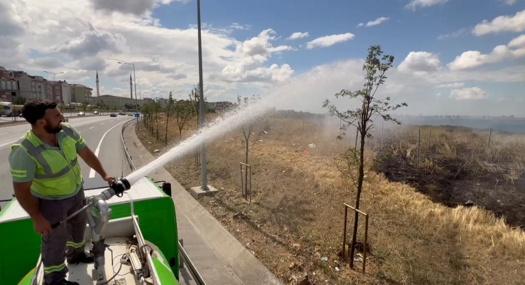 Başakşehir’de askeri bölgeye ait otluk alandaki yangına İBB’ye bağlı peyzaj sulama ekibi müdahale etti