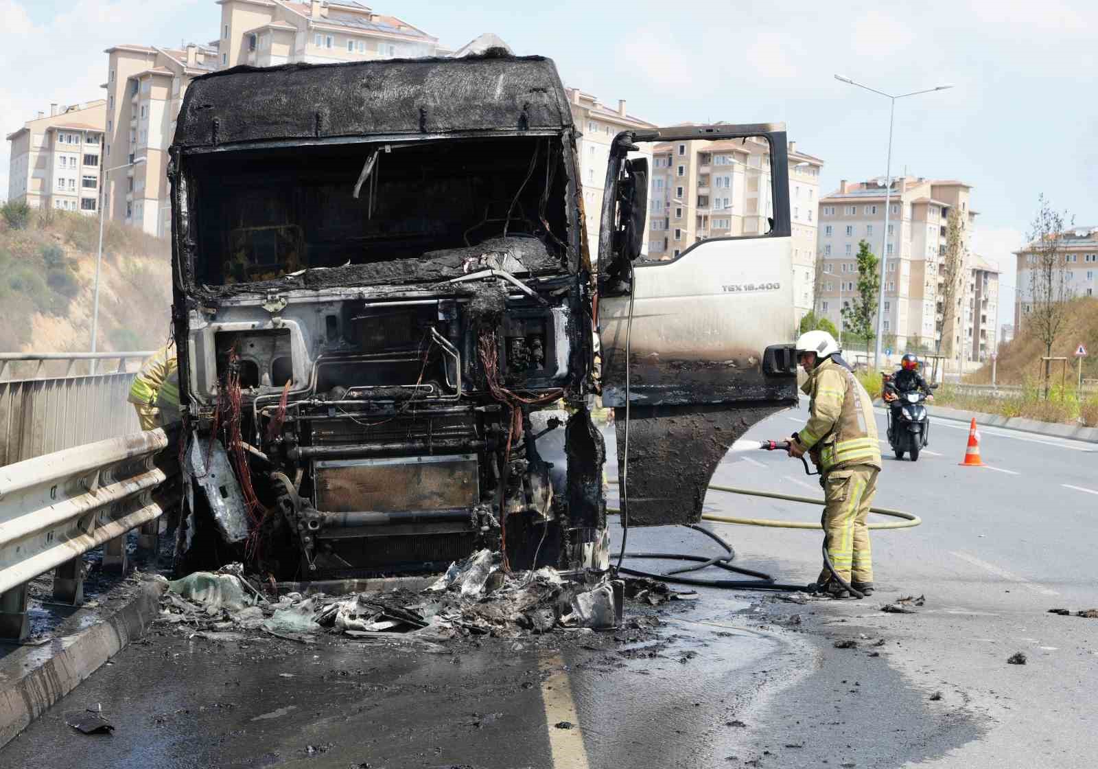 Başakşehir’de faciadan kıl payı dönüldü: Kaza yapan hafriyat kamyonu alev alev yandı