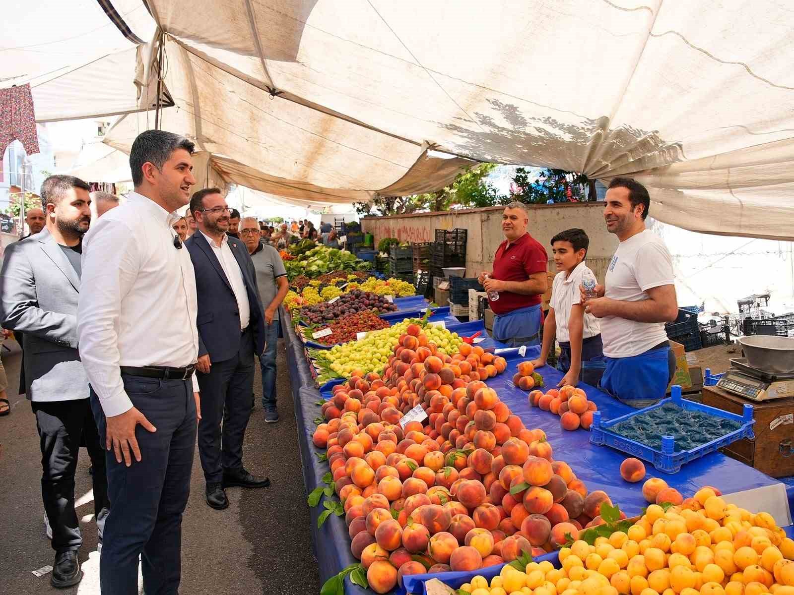 Başkan Adıgüzel pazar ziyaretinde: “İlk defa seçimden seçime dolaşmayan bir Başkan görüyoruz”