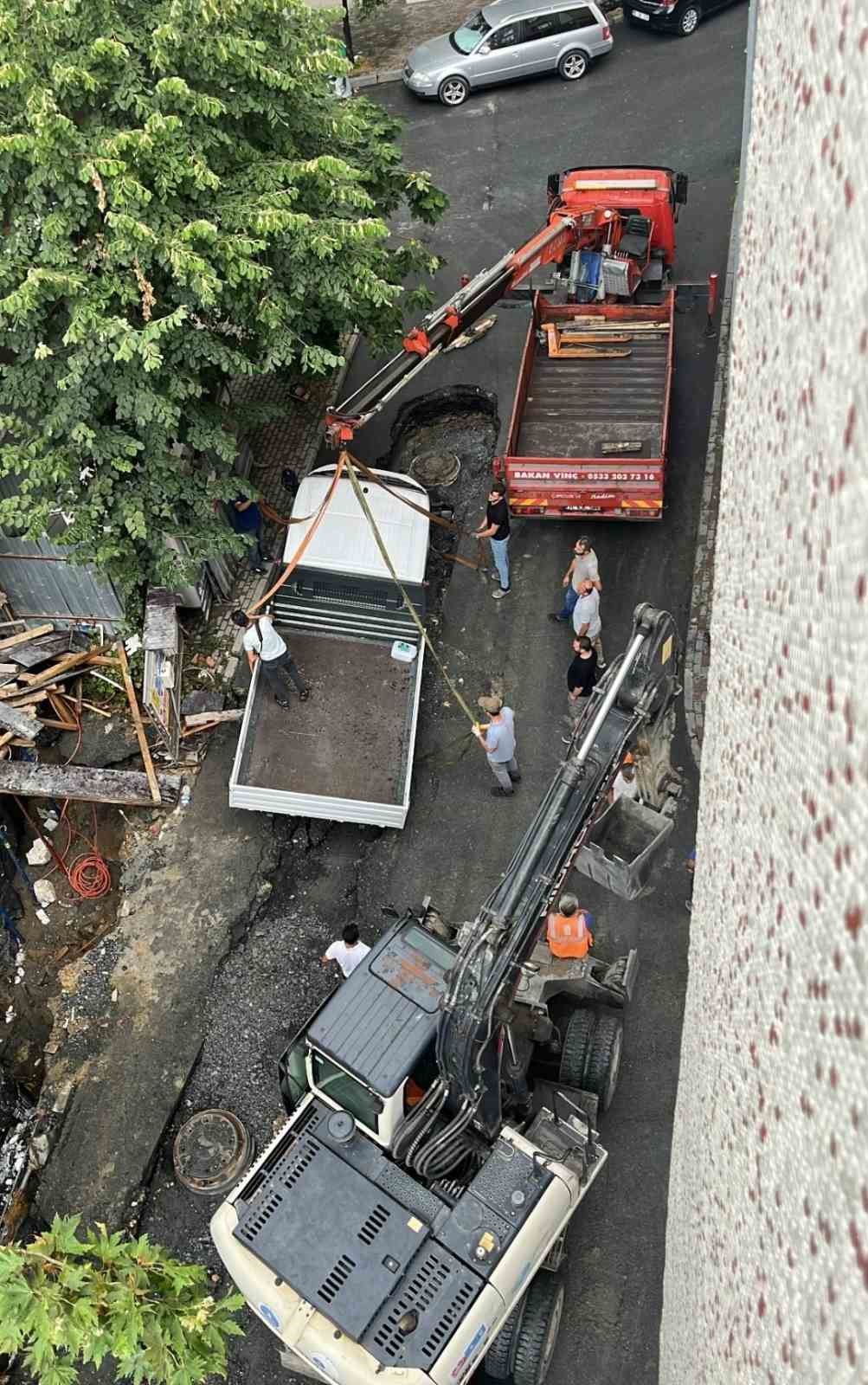 Bayrampaşa’da etkili olan yağmurun etkisiyle İSKİ rögar hattı çöktü