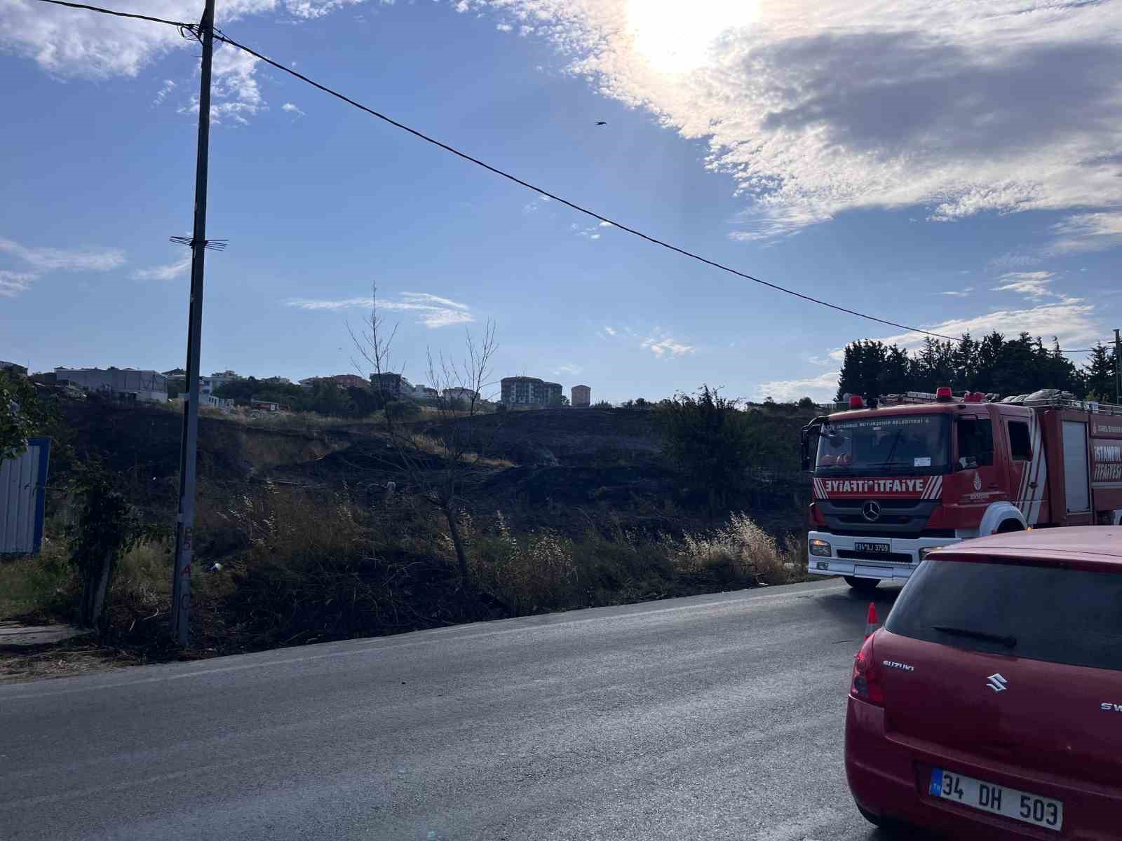 Beylikdüzü’nde otluk alanda korkutan yangın