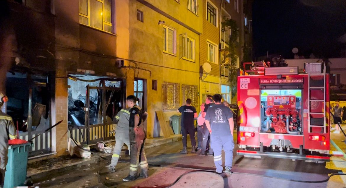 Bursa’da alevli gece...4 katlı binadakiler korku dolu anlar yaşadı