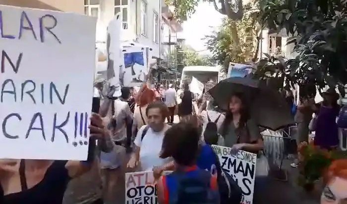 Büyükada’da "Azmanbüsler" davul zurna eşliğinde protesto edildi