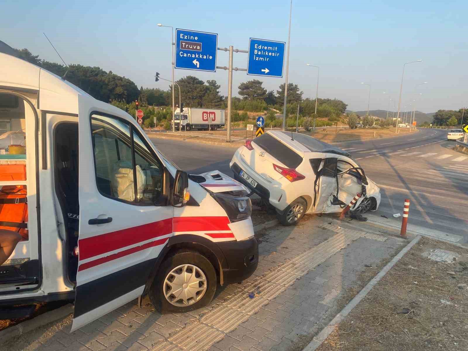 Çanakkale’de ambulans ile otomobil çarpıştı: 3 yaralı