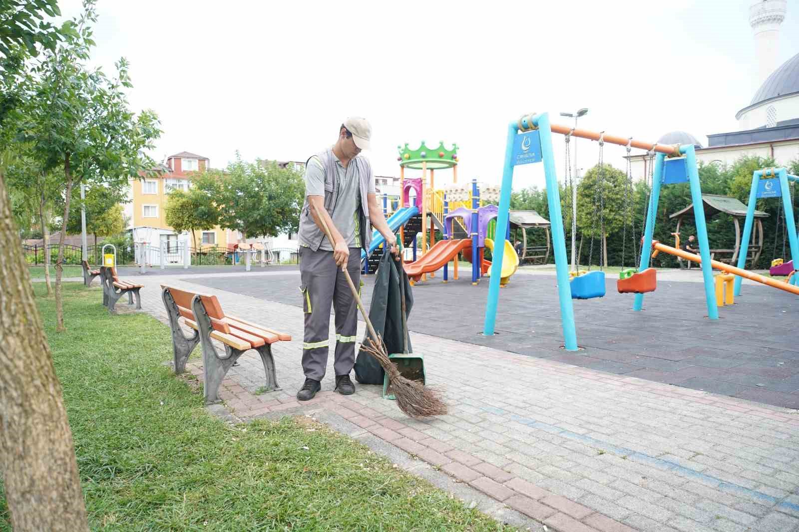 Çayırova’nın parkları düzenli olarak temizleniyor