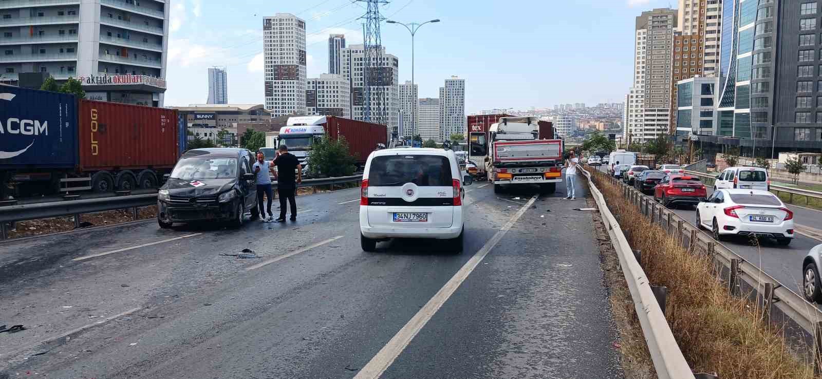 Esenyurt’ta 15 aracın karıştığı zincirleme kaza