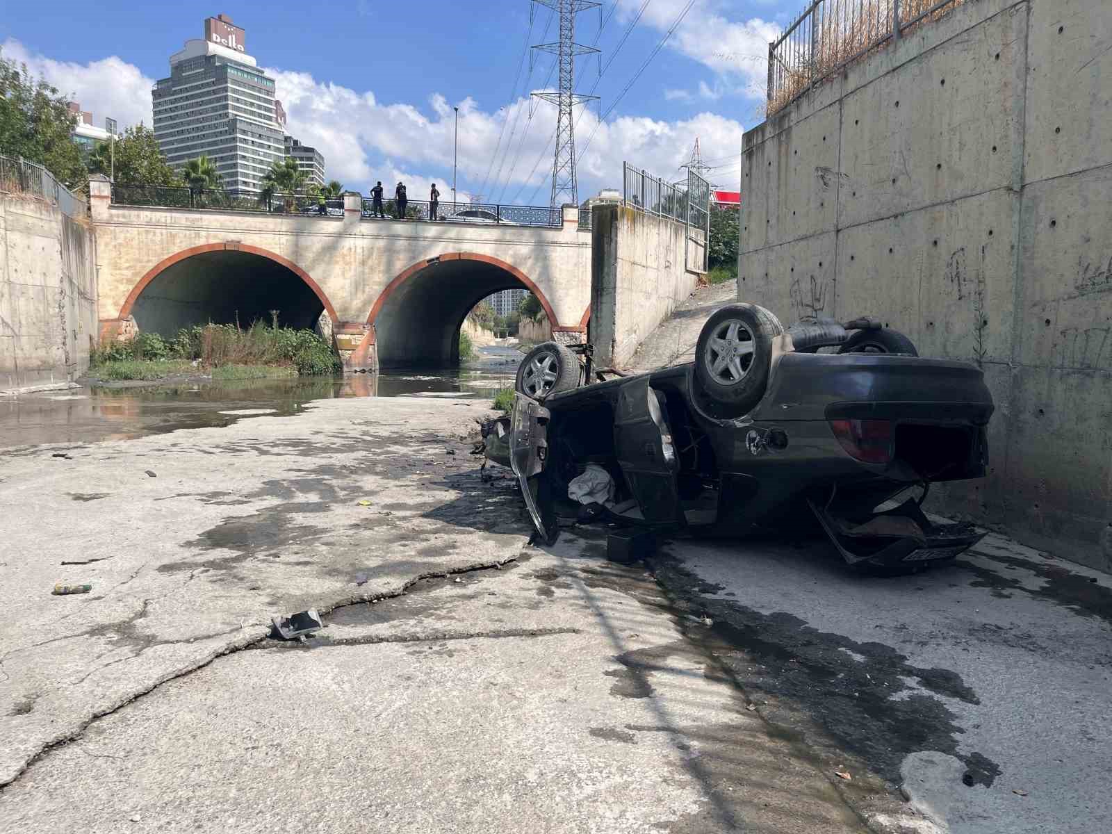 Esenyurt’ta yolu karıştıran sürücü dereye uçtu