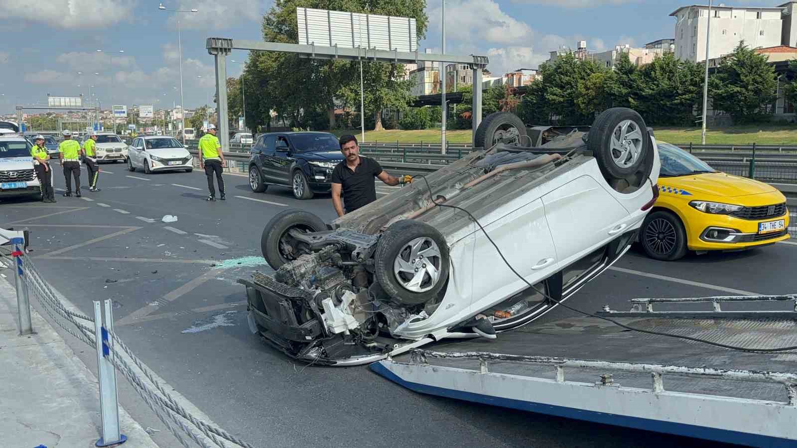 Fatih’te bariyerlere çarpan otomobil takla attı