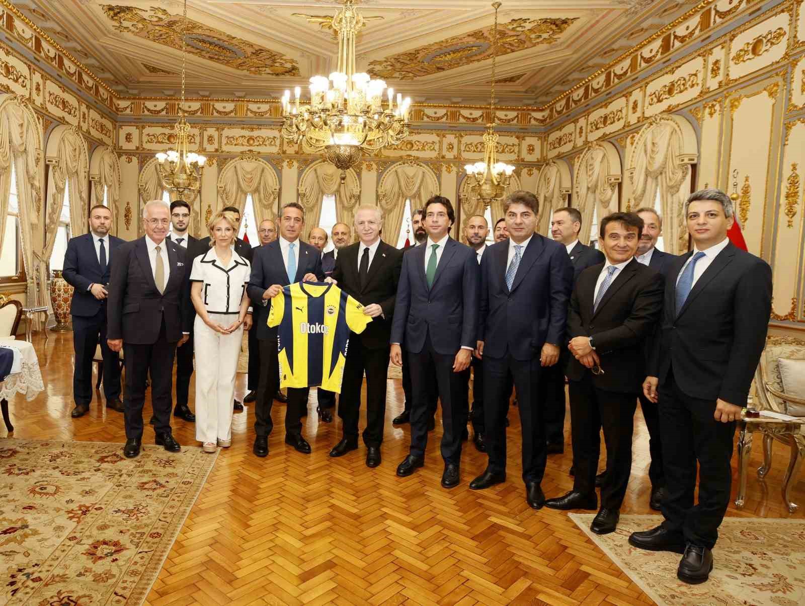 Fenerbahçe Başkanı Ali Koç ve Yönetim Kurulu Üyeleri, İstanbul Valisi Davut Gül’ü ziyaret etti