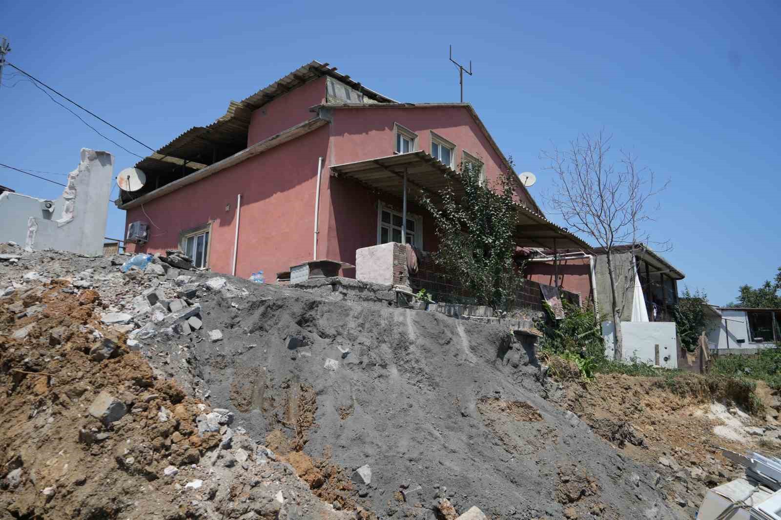 İstanbul’da maden sahasının ortasında kalan mahalleli uçurumun kenarında yaşıyor