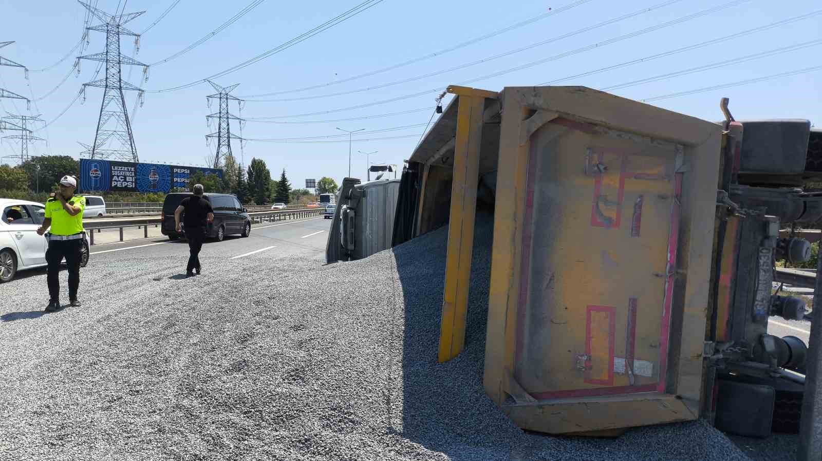 Kemerburgaz’da hafriyat kamyonu devrildi: Sürücü hafif yaralandı, mıcırlar yola saçıldı