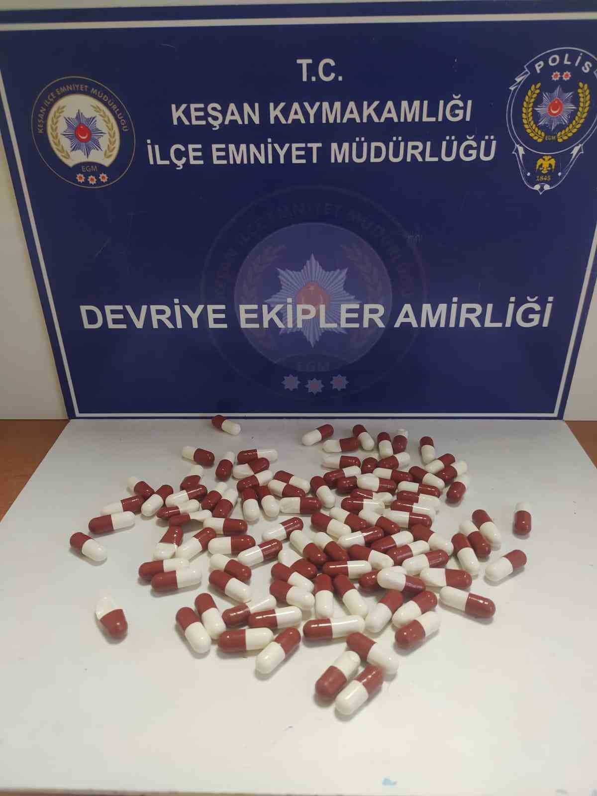 Keşan’da polisin durdurduğu şüphelinin üzerinden 96 adet sentetik ecza çıktı