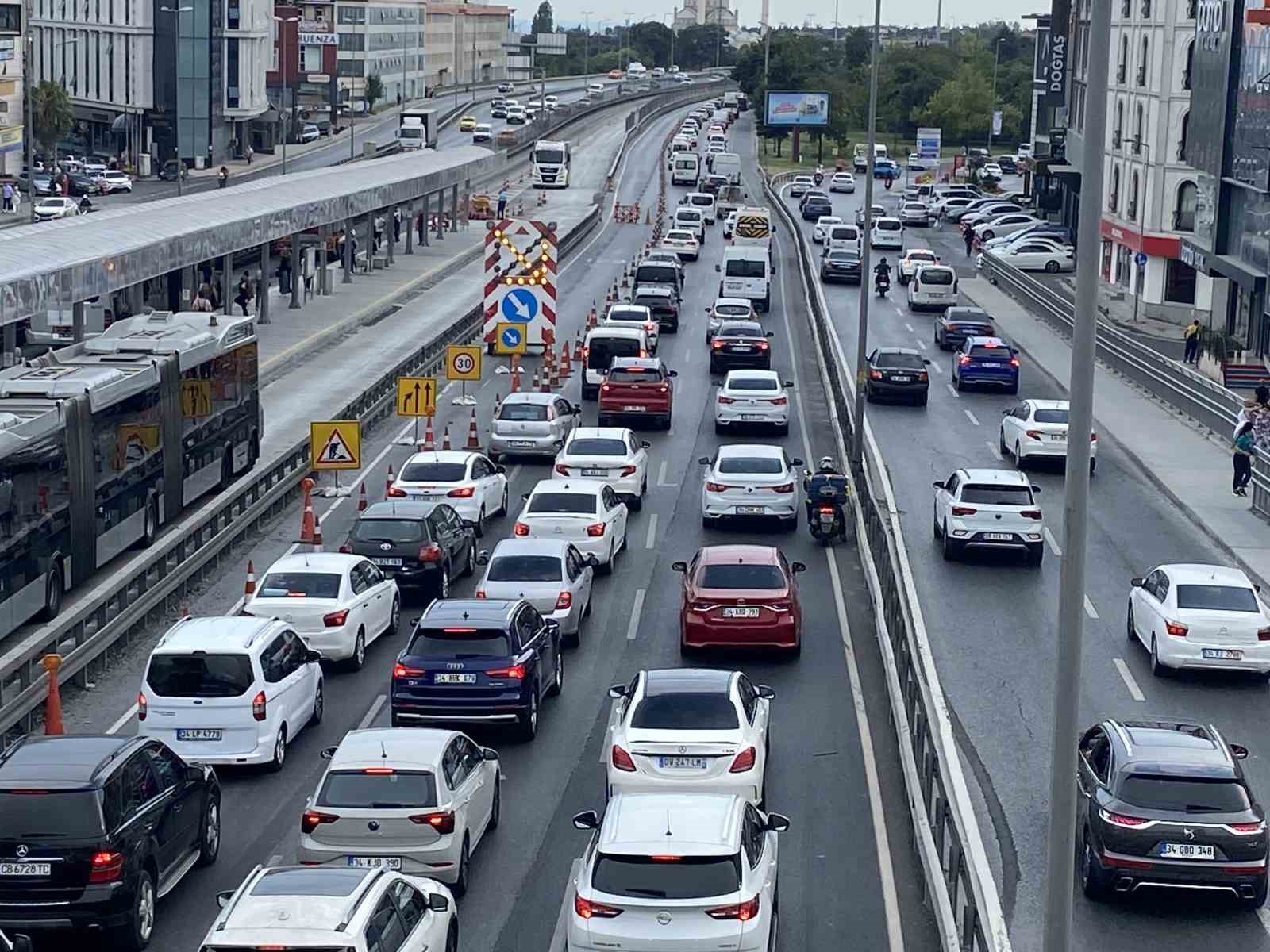 Küçükçekmece’de İBB’nin yol çalışması trafik çilesine döndü