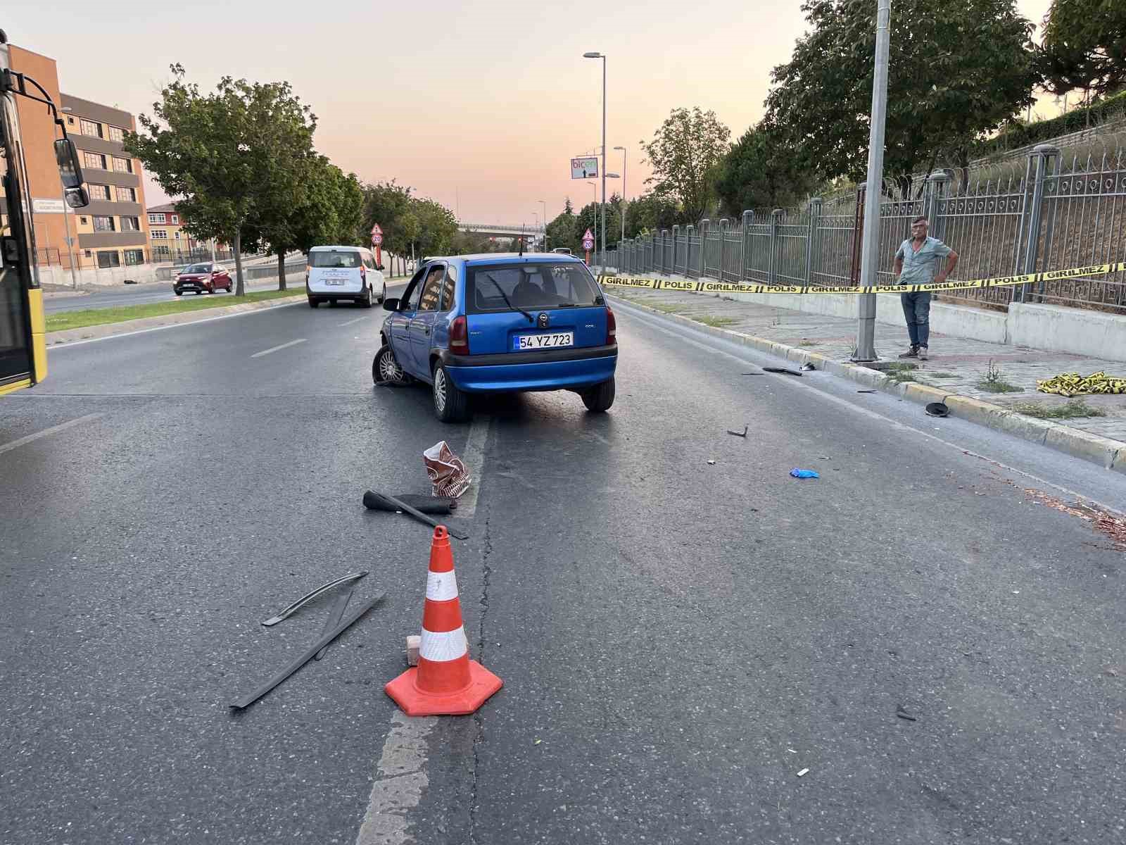 Küçükçekmece’de lastiği patlayan otomobil duvara çarptı: 1 ağır yaralı