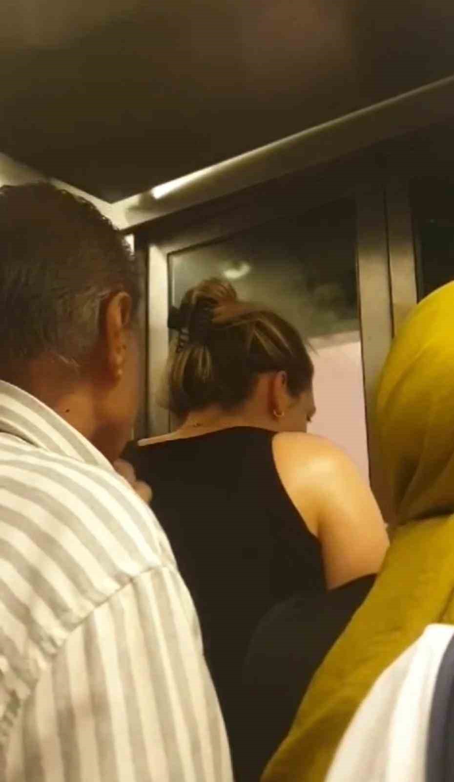 Metro asansöründe mahsur kaldılar