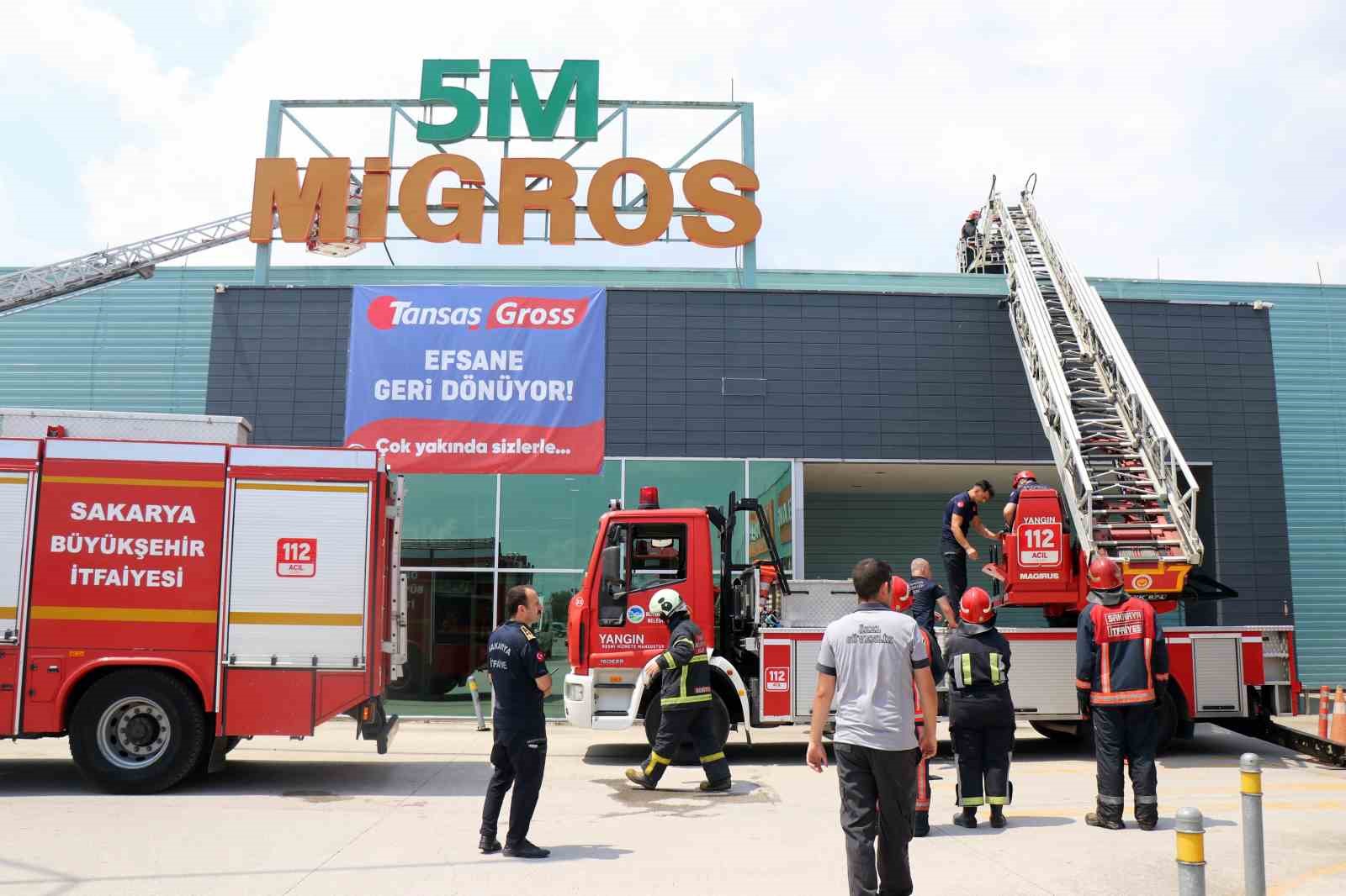 Migros’un çatısında korkutan yangın: Dumanlar bölgeyi kapladı, göz gözü görmedi