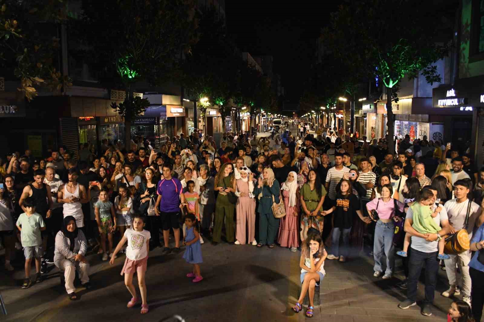 Milli Kuvvetler Caddesi trafiğe kapandı, sanata kapı açtı