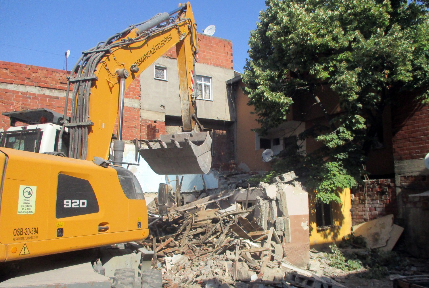 Osmangazi’de tehlike saçan metruk binalar yıkılıyor