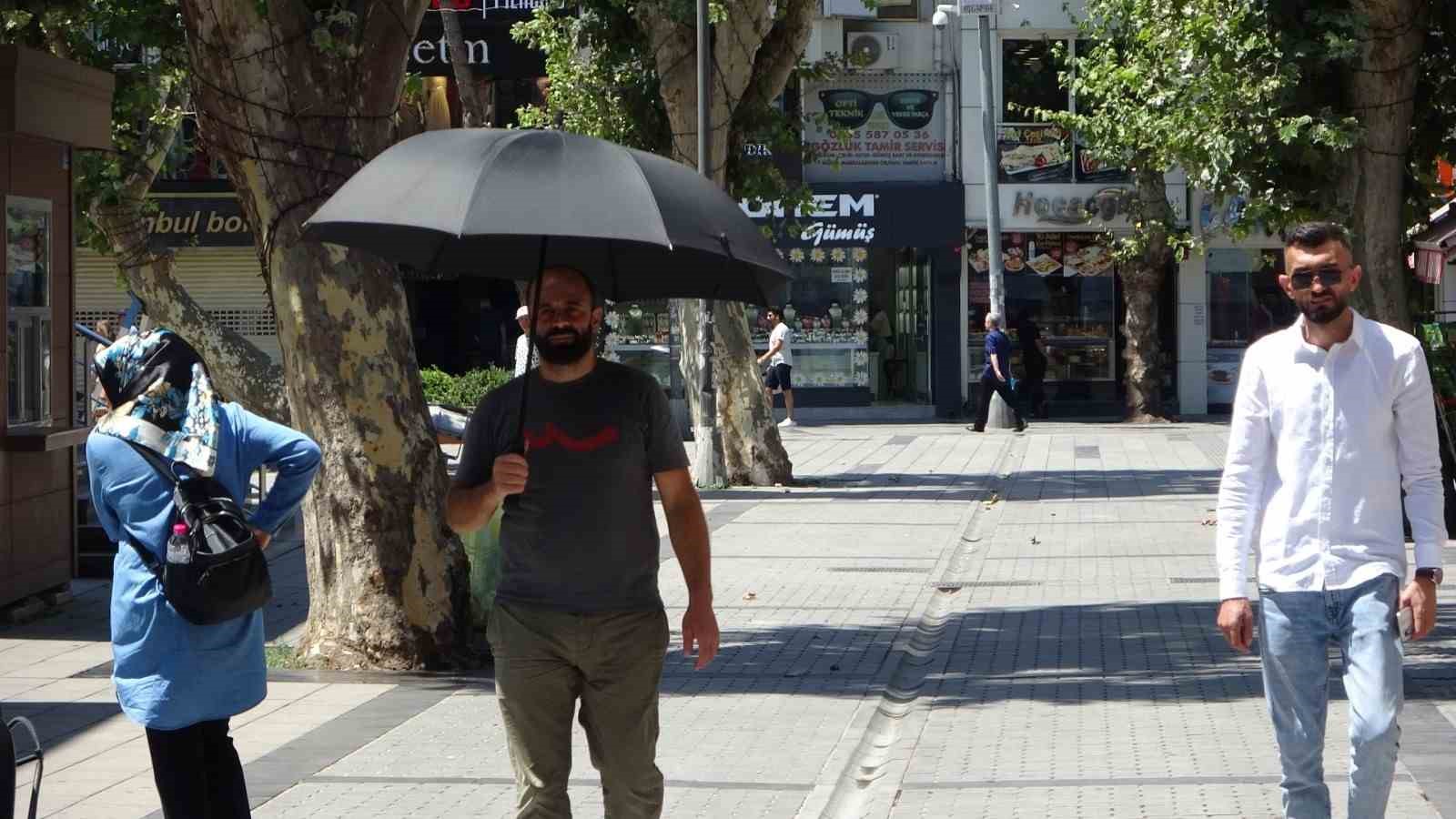 Pendik’te sıcaktan bunalan vatandaşlardan şemsiyeli ve kartonlu önlem