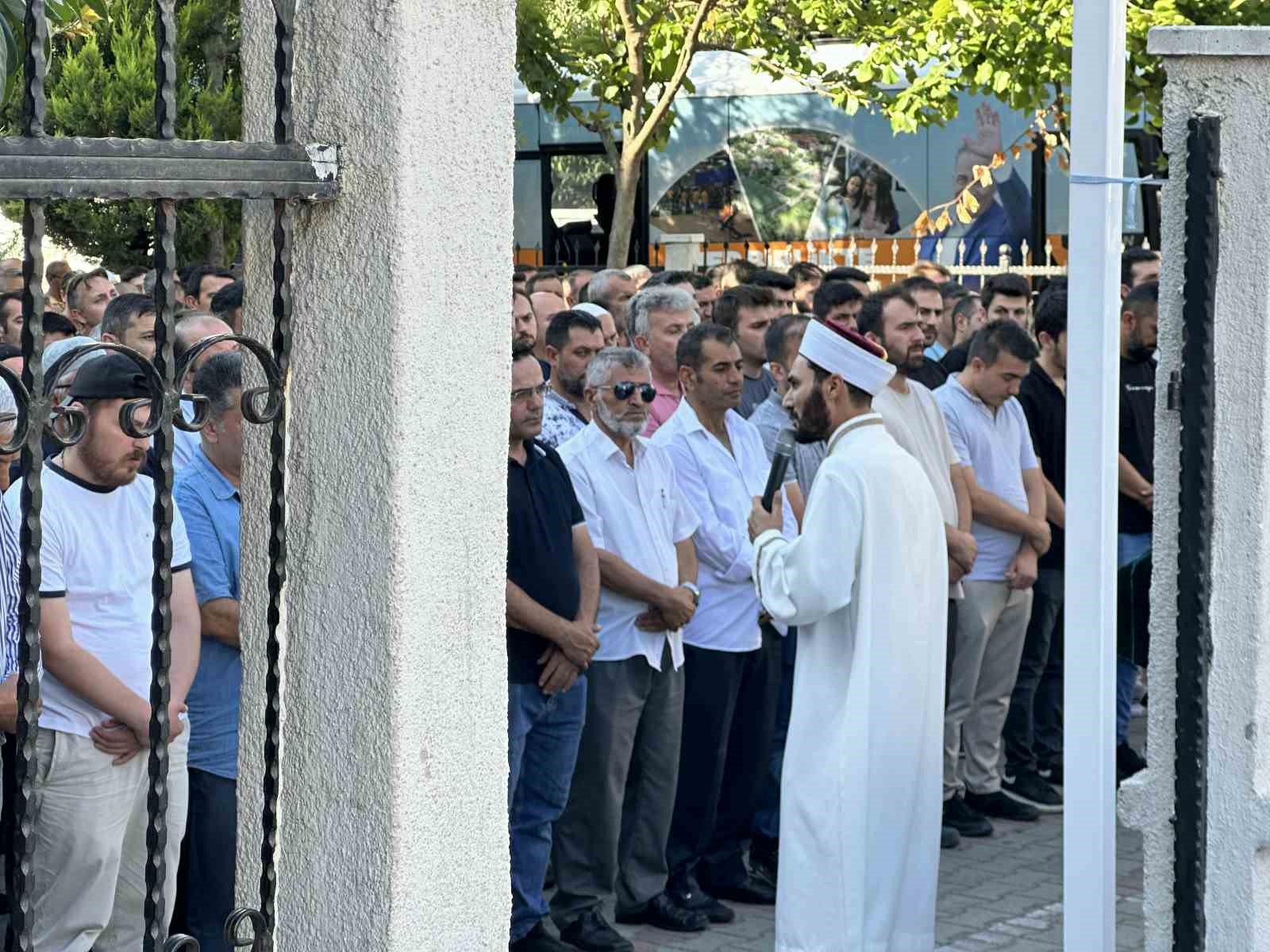 Sakarya’da trafik kazasında hayatını kaybeden 3 kişi İstanbul’da son yolculuğuna uğurlandı