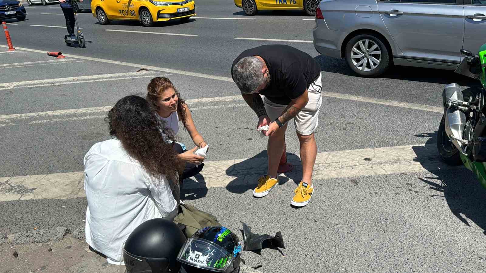 Şişli’de epilepsi krizi nedeniyle motosikletin üstünde düştü: Otobüsün altında kalmaktan son anda kurtuldu