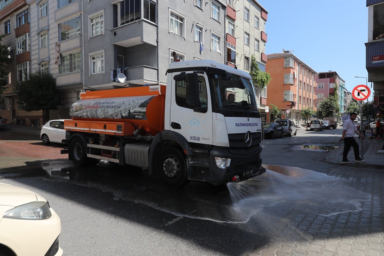 Sultangazi’de cadde ve sokaklar yıkanıyor