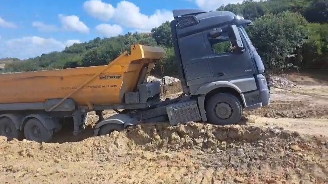 Sultangazi’de döküm sahasında tekrar toprak kaydı, hafriyat kamyonu asılı kaldı