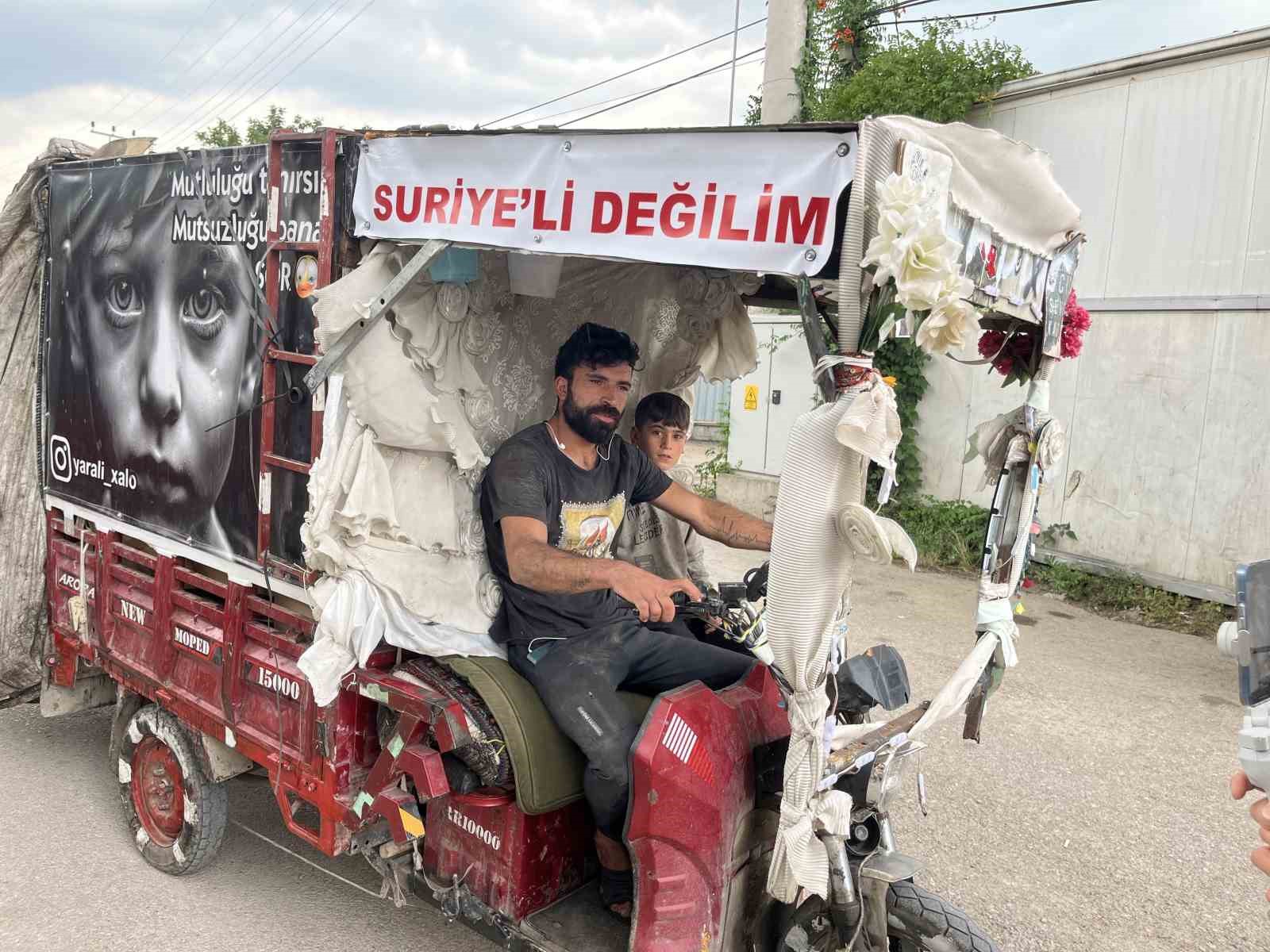 Suriyeli sanılmaktan korktu, motosikletine yazdı: "Artık önümü kesmiyorlar"