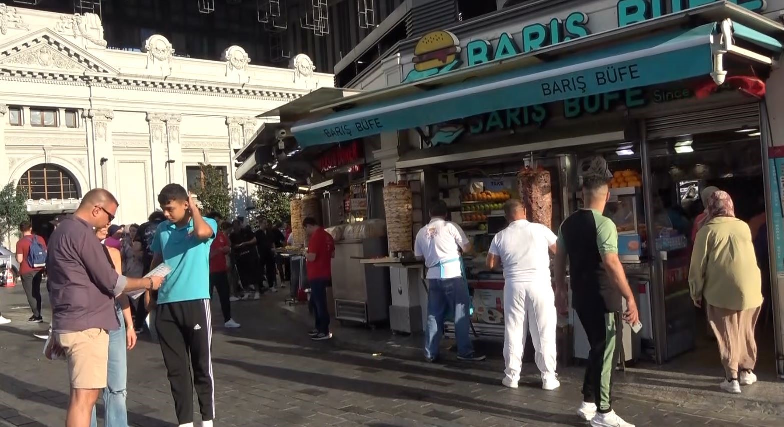 Taksim esnafının elektrik çilesi sürüyor: "BEDAŞ bu sorunu çözsün"