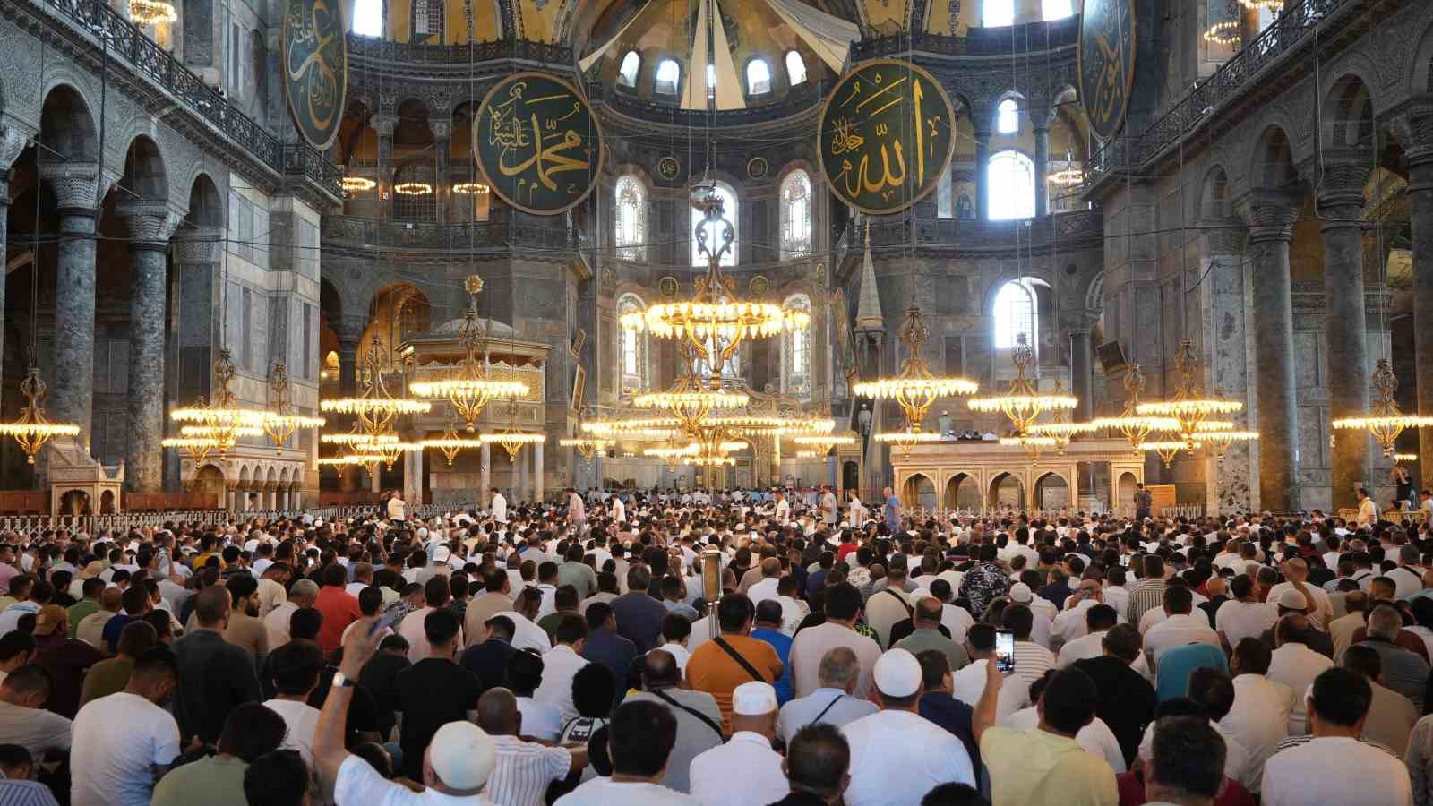 Vakıflardan Ayasofya-i Kebir Camii Şerifi’nde aşure ikramı