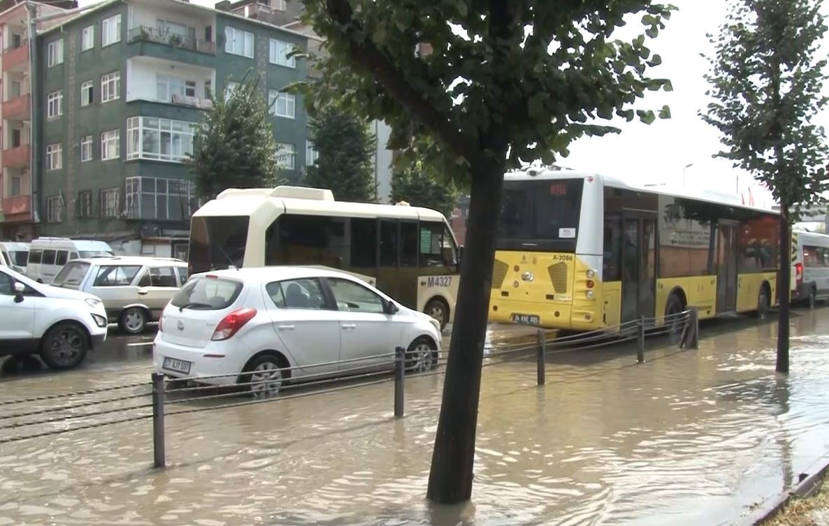 Bahçelievler’de yolu su bastı araçlar ilerlemekte zorluk yaşadı