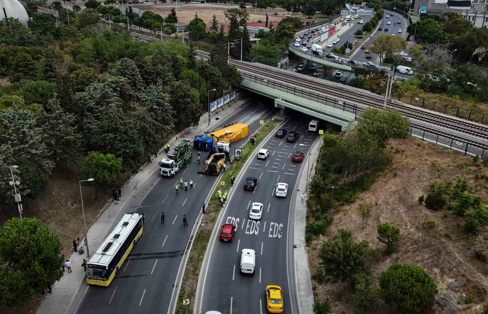 Bakırköy’de alt geçide çarpan tır İETT otobüsünün üzerine devrildi 8 yaralı