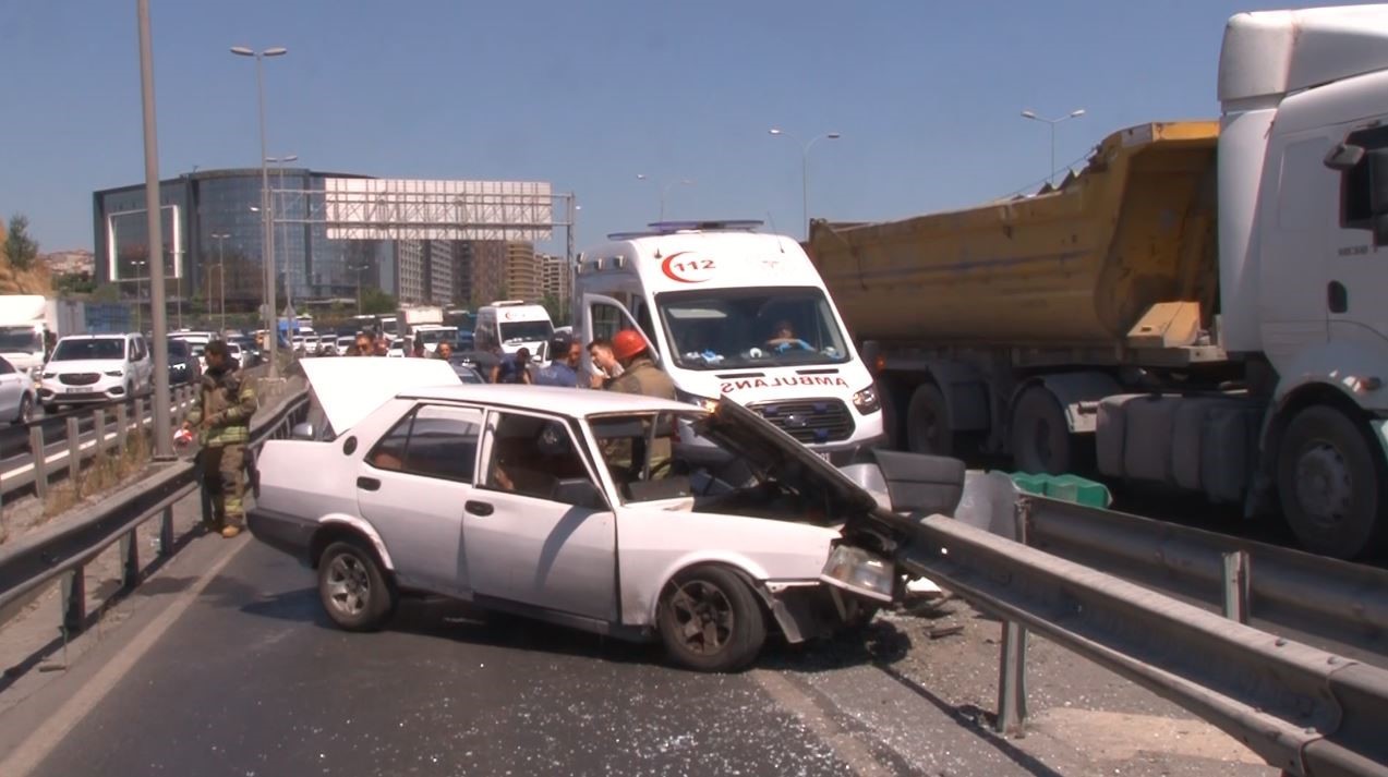 Bakırköy’de araç bariyerlere ok gibi saplandı: 2 yaralı