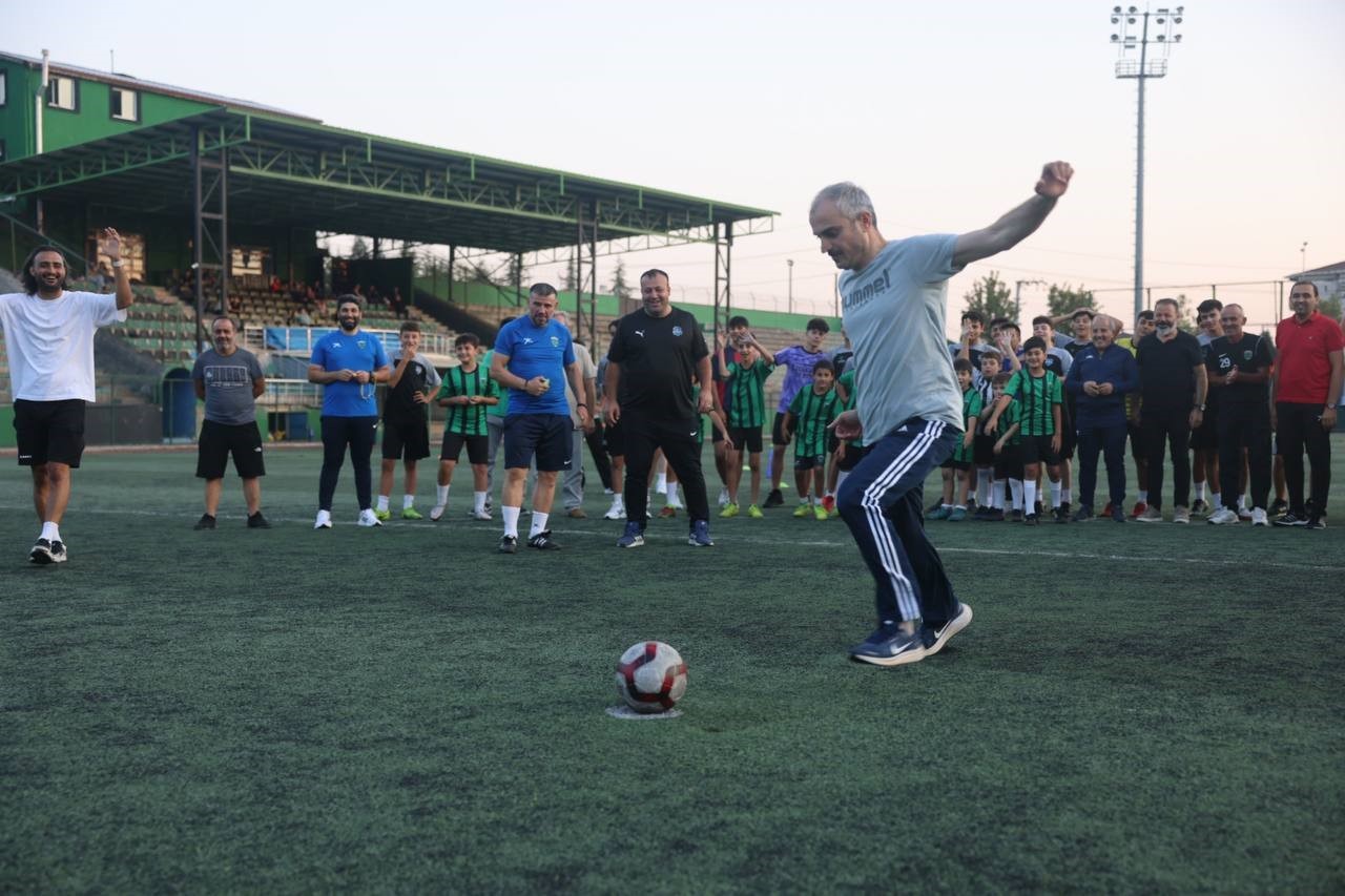 Belediye başkanı çocuklarla spor yaptı