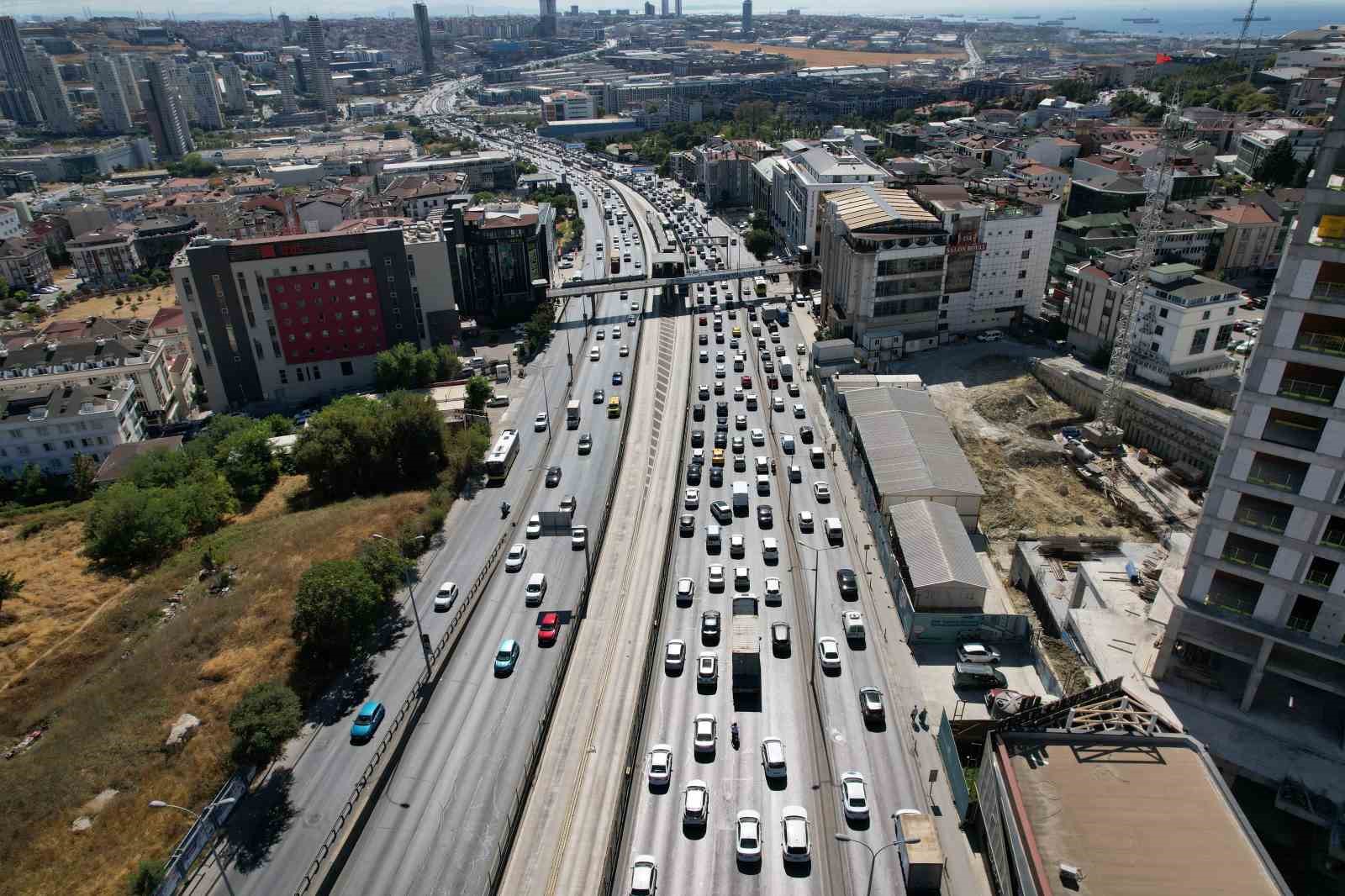 Beylikdüzü - Avcılar arası trafik çilesi: 9 kilometrelik yol 1 saat 15 dakikaya çıktı