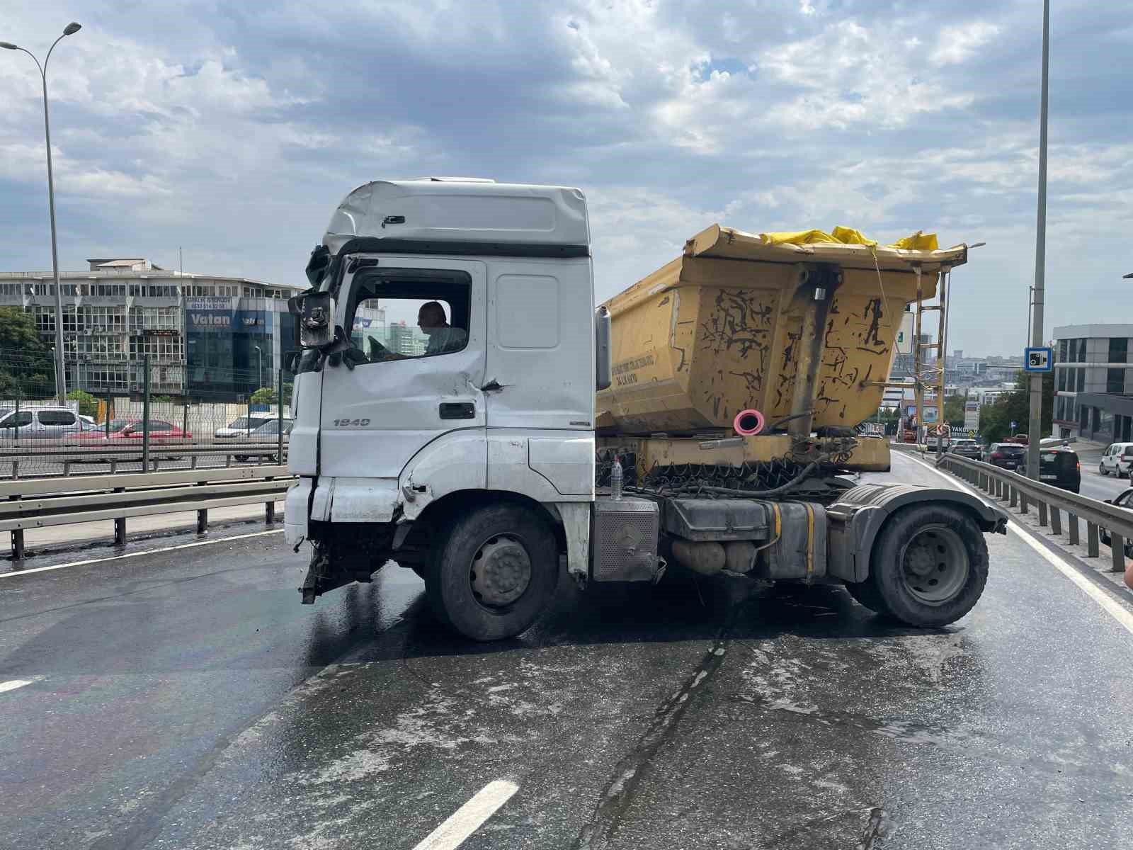 Beylikdüzü Güzelyurt E-5’te yağış sonrası zincirleme kaza: 2 yaralı