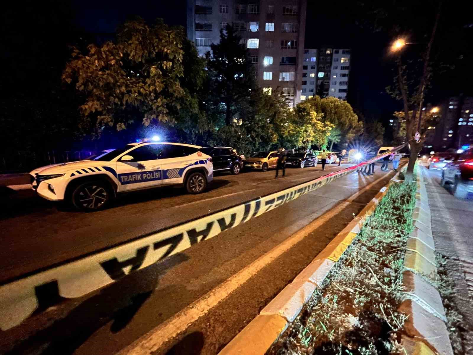 Beylikdüzü’nde motosikletli şahıslar, caddede yürüyen genci silahla yaraladı