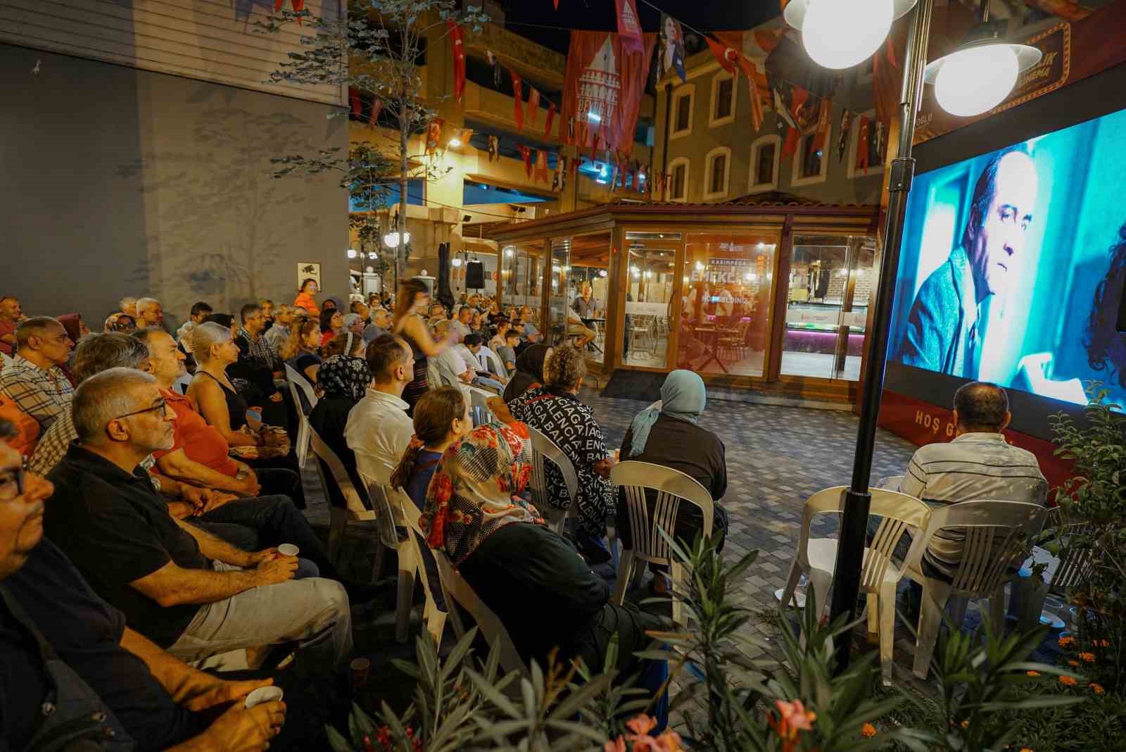 Beyoğlu’nun emeklileri açık hava film gösterimi ile nostalji yaptı