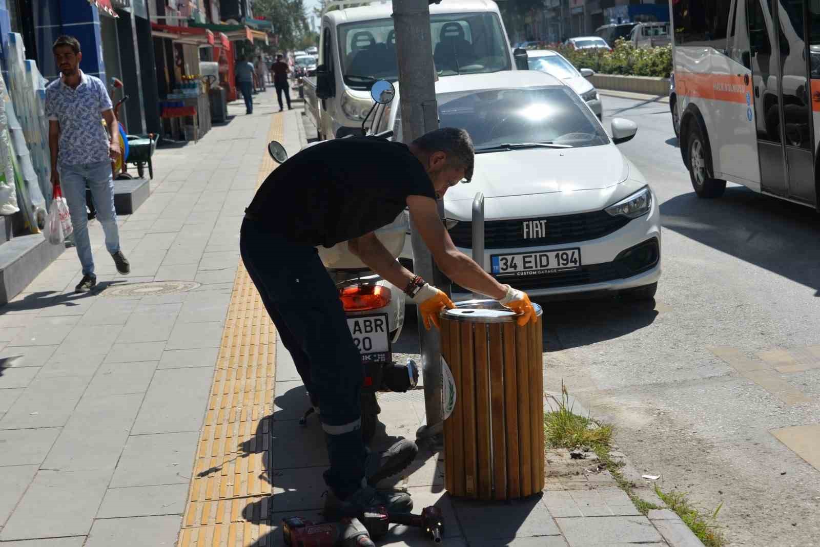 Bozüyük’te ana cadde üzerindeki çöp kovaları yenilendi