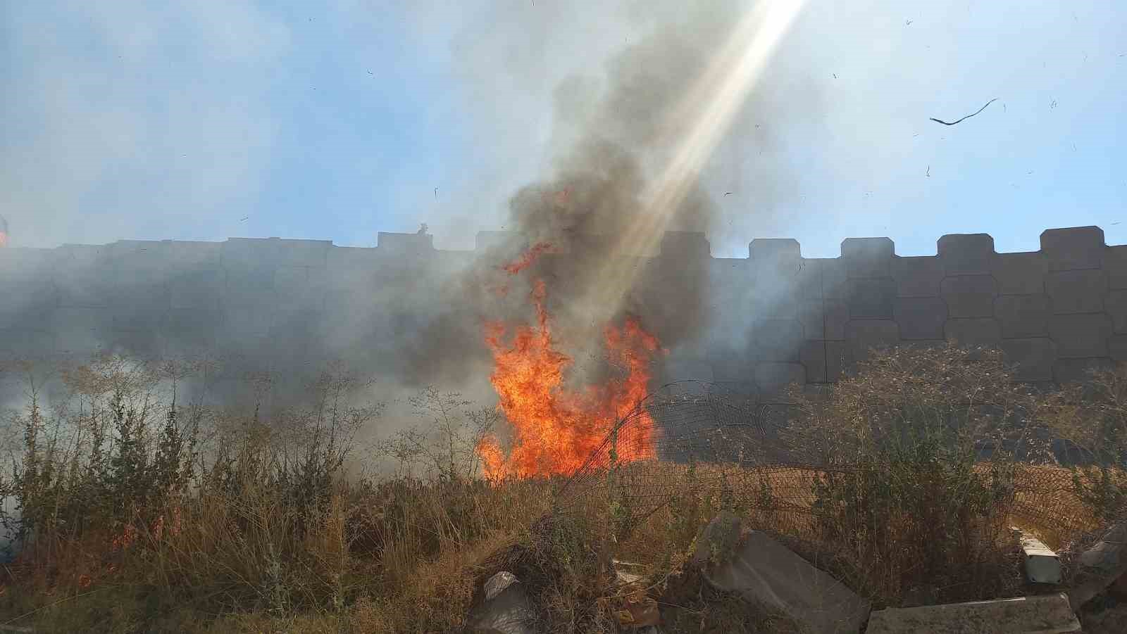 Edirne’de kaynak makinesinden çıkan kıvılcım 2 dekar buğdayı yaktı